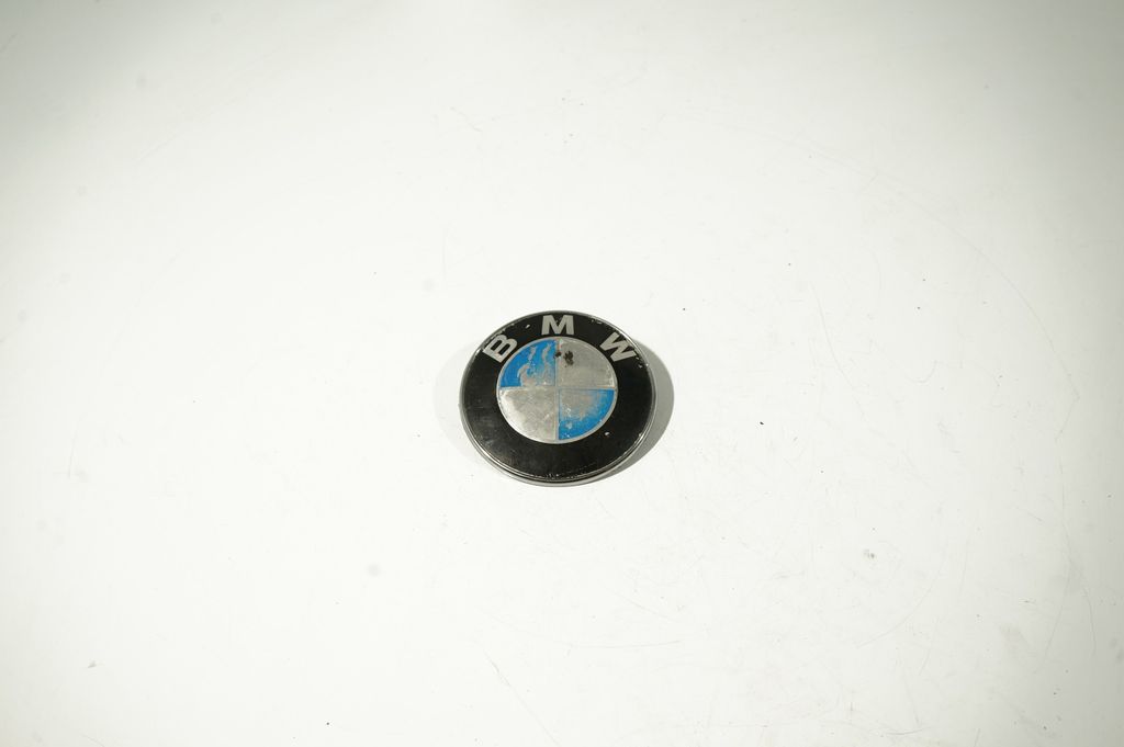 Manufacturer badge logo/emblem