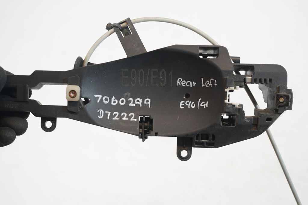 Rear door exterior handle/bracket (7)