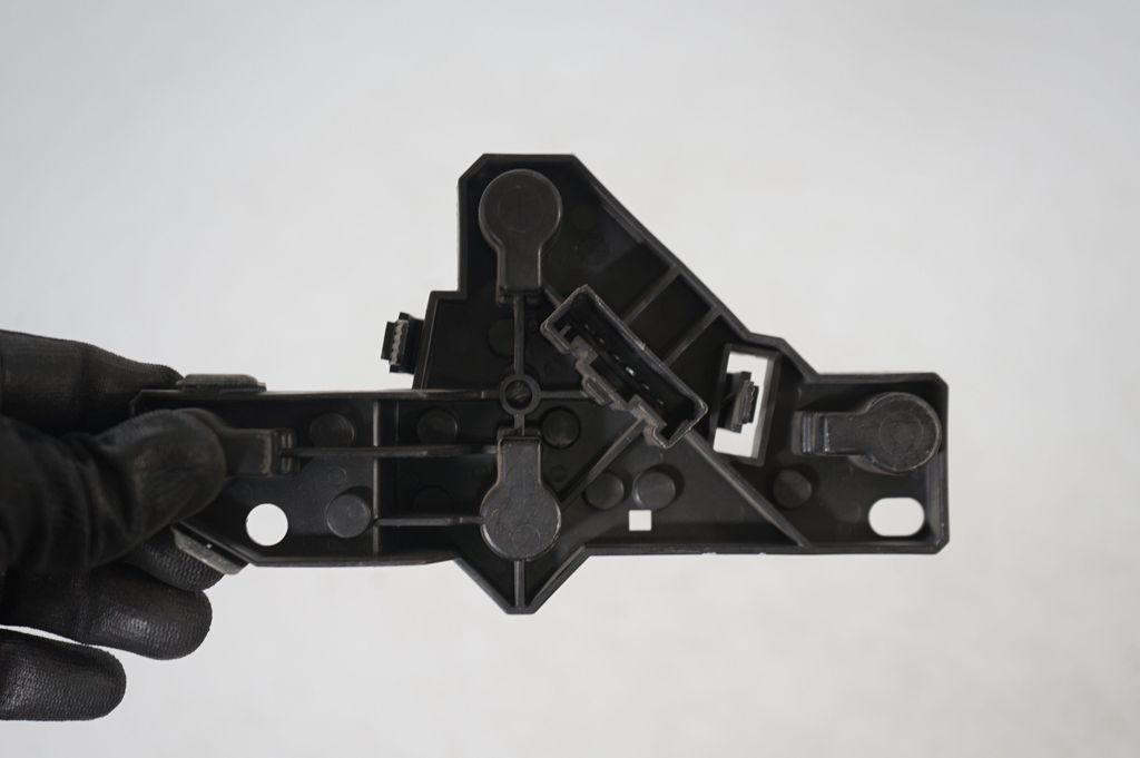 Tail light bulb cover holder (6)