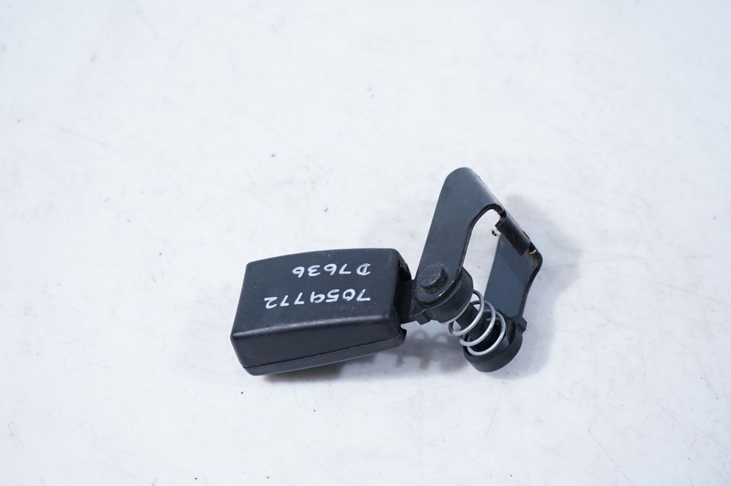 Rear seatbelt buckle (3)