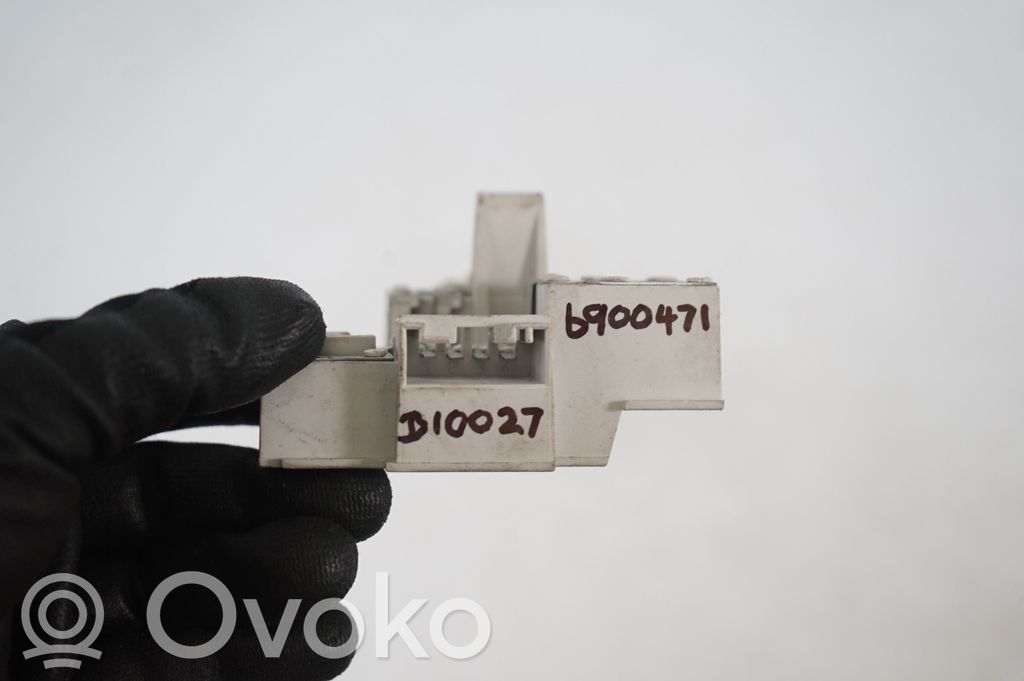 Tail light bulb cover holder (8)