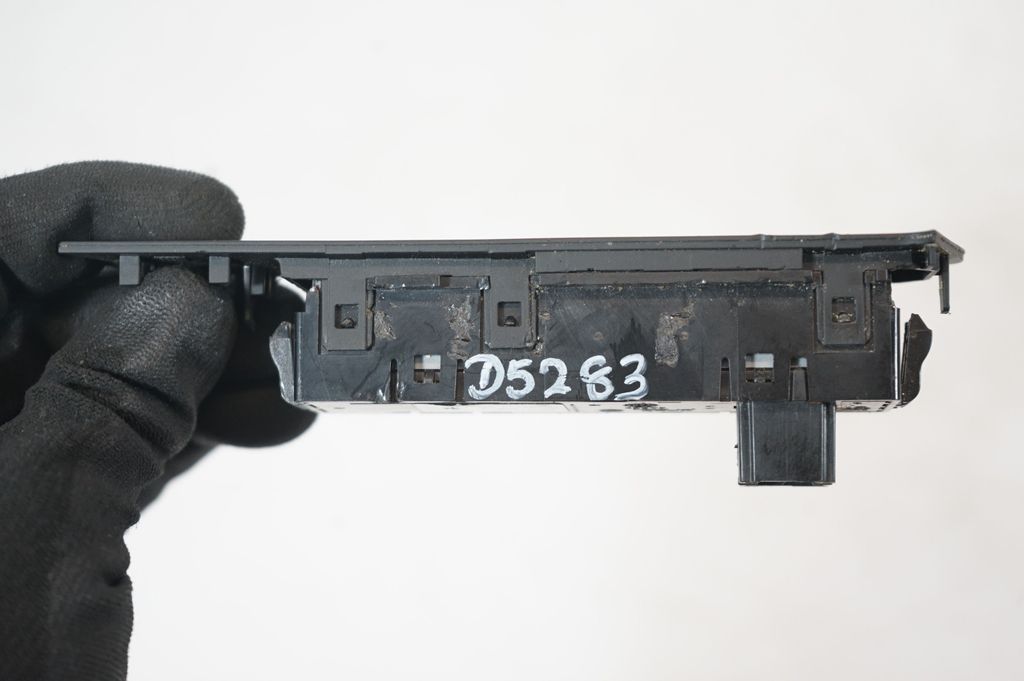 Traction control (ASR) switch (9)