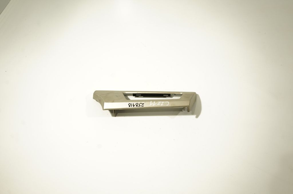 Front sill trim cover (3)