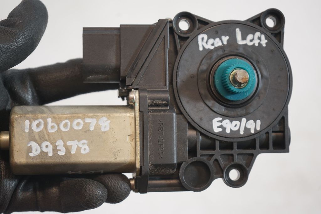 Rear door window regulator with motor (9)