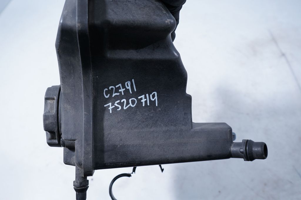 Coolant expansion tank/reservoir (7)