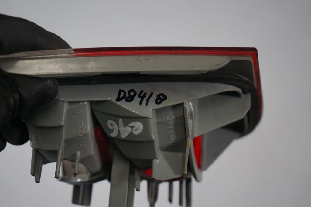 Tailgate rear/tail lights (8)