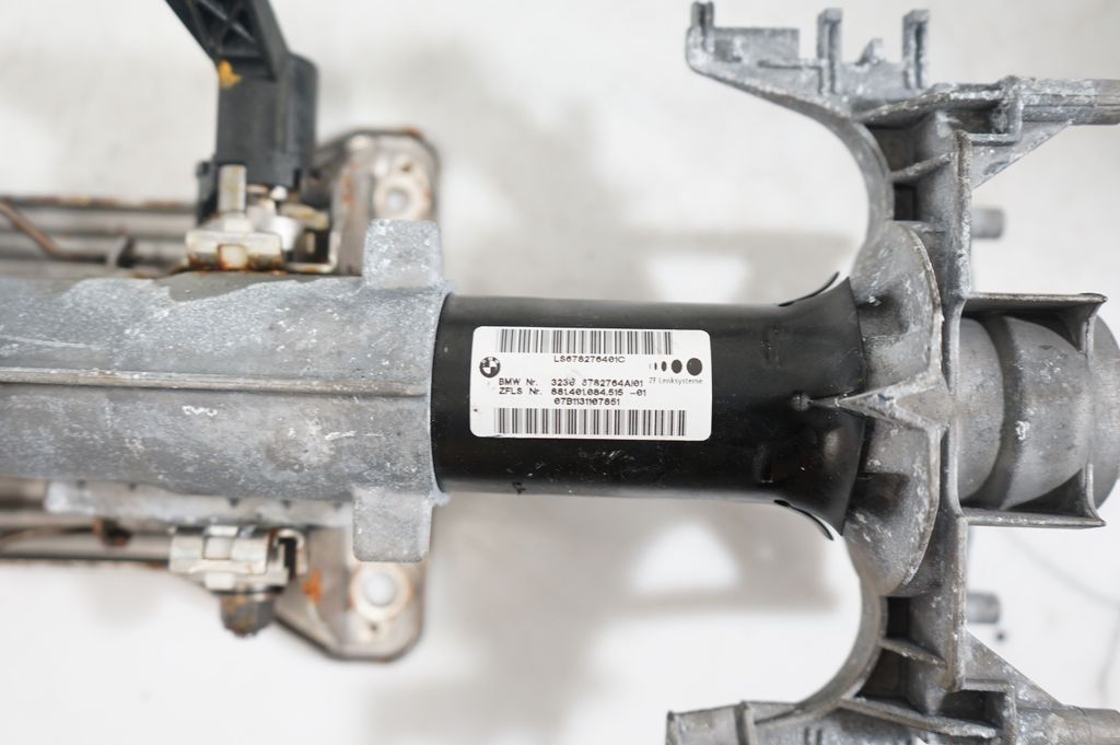 Steering wheel axle (8)