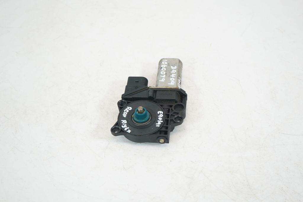 Rear door window regulator with motor (2)