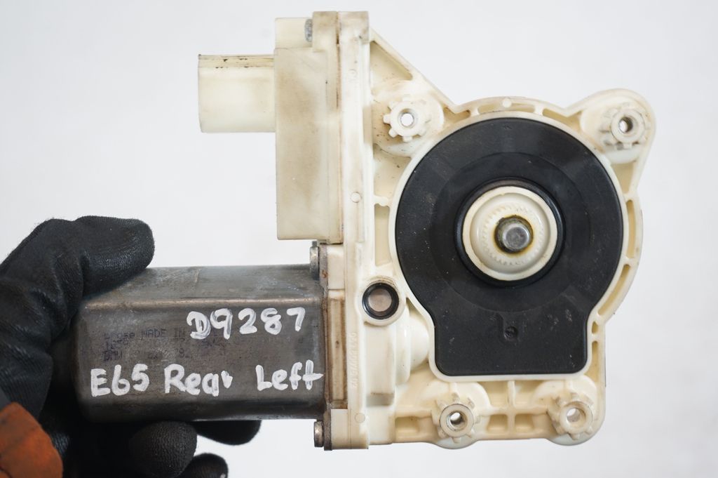 Rear door window regulator with motor (8)