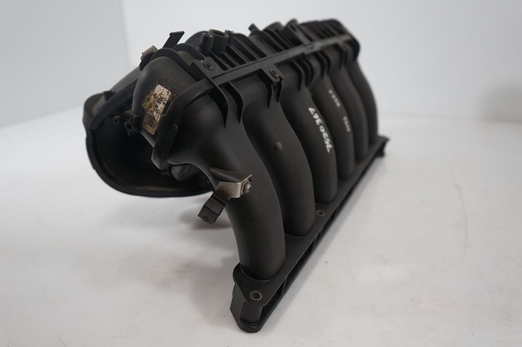 Intake manifold (8)