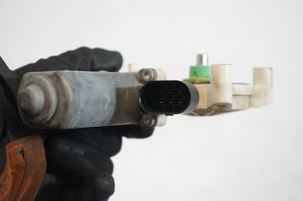 Rear door window regulator motor (6)