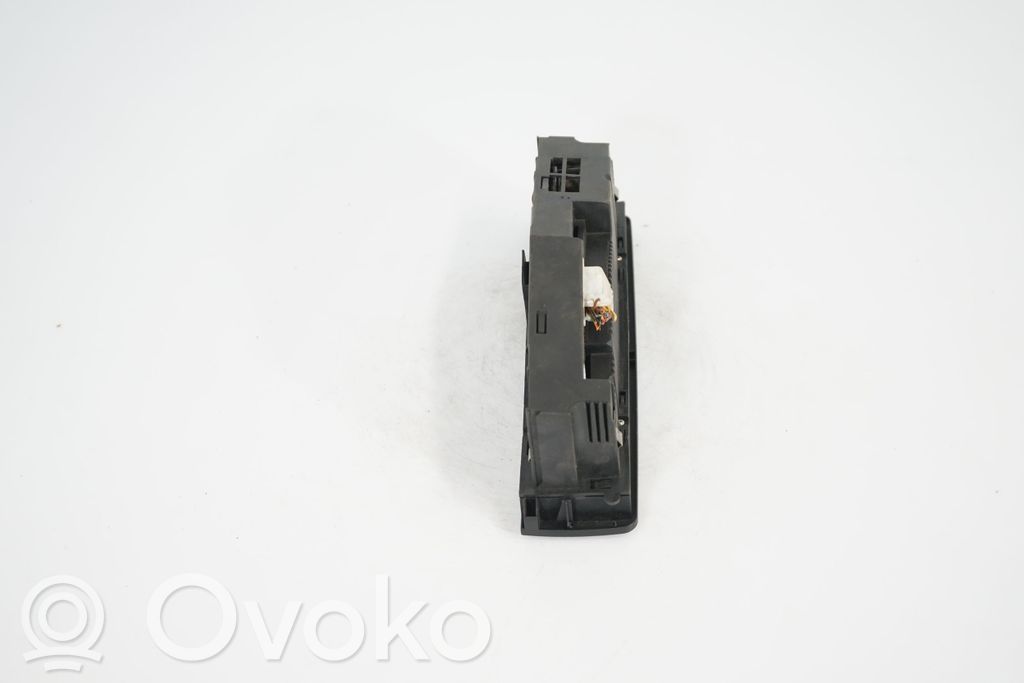 Climate control unit (5)