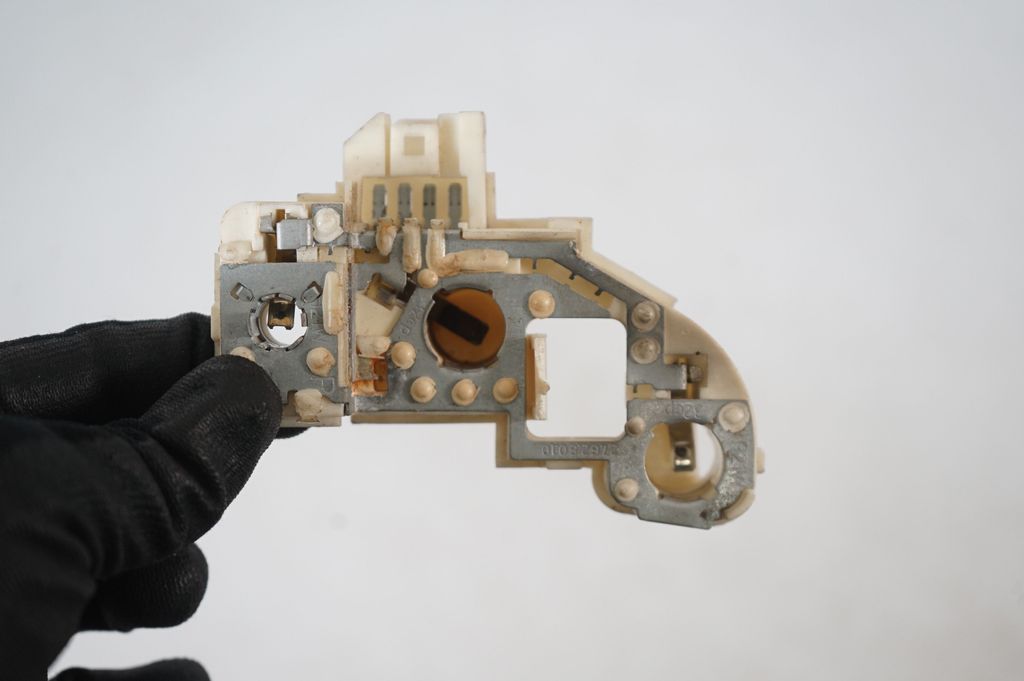 Tail light bulb cover holder (6)