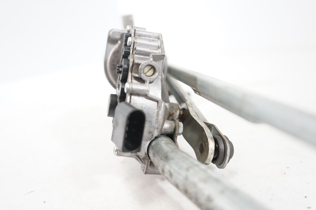 Front wiper linkage and motor (9)