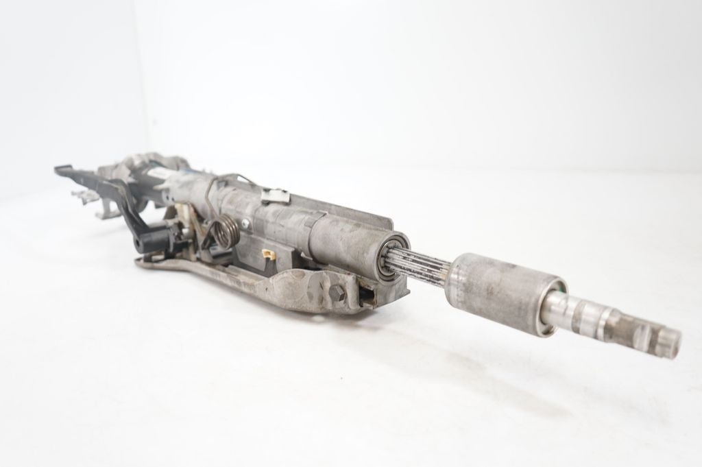 Steering wheel axle (7)