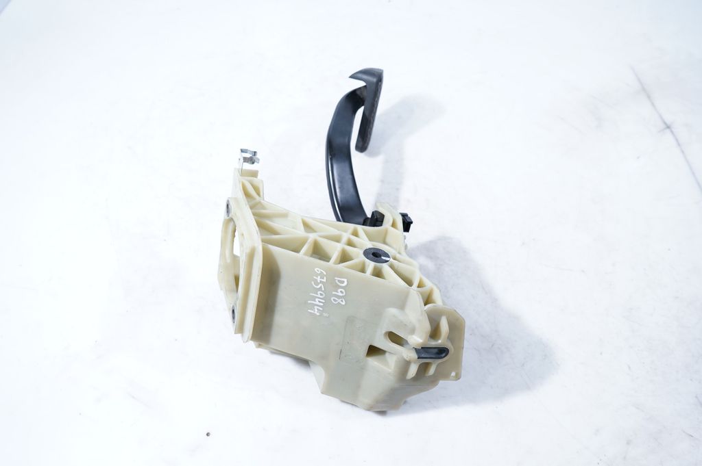 Pedal assembly (6)