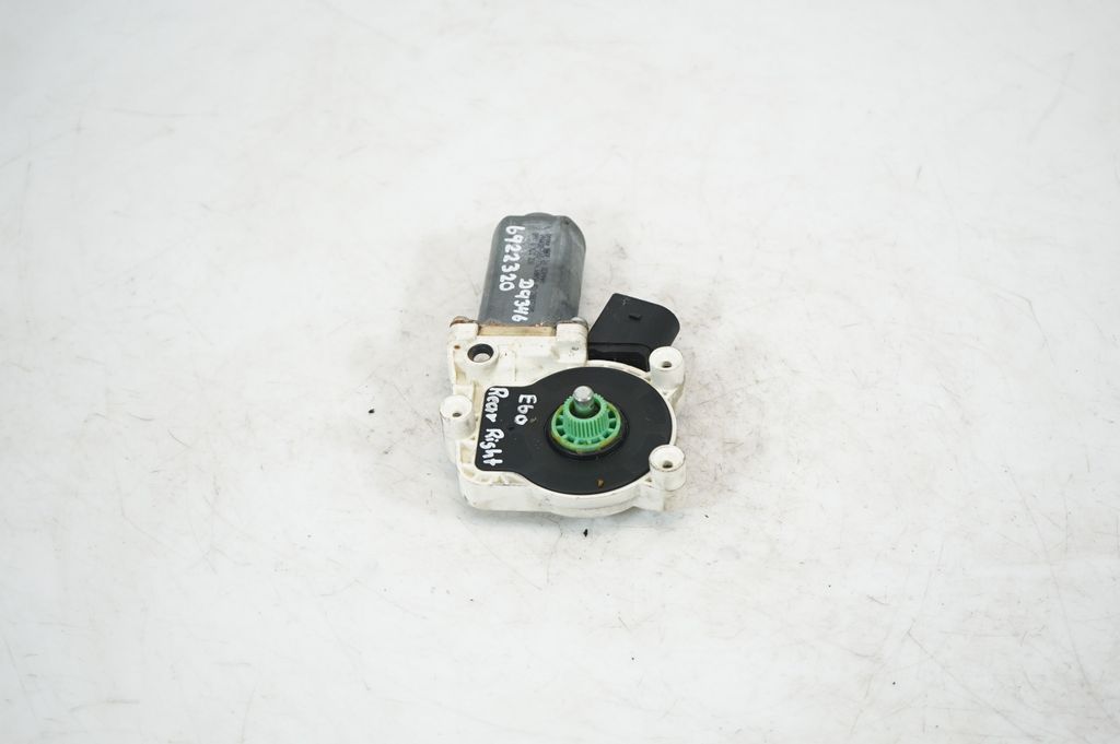 Rear door window regulator with motor (2)