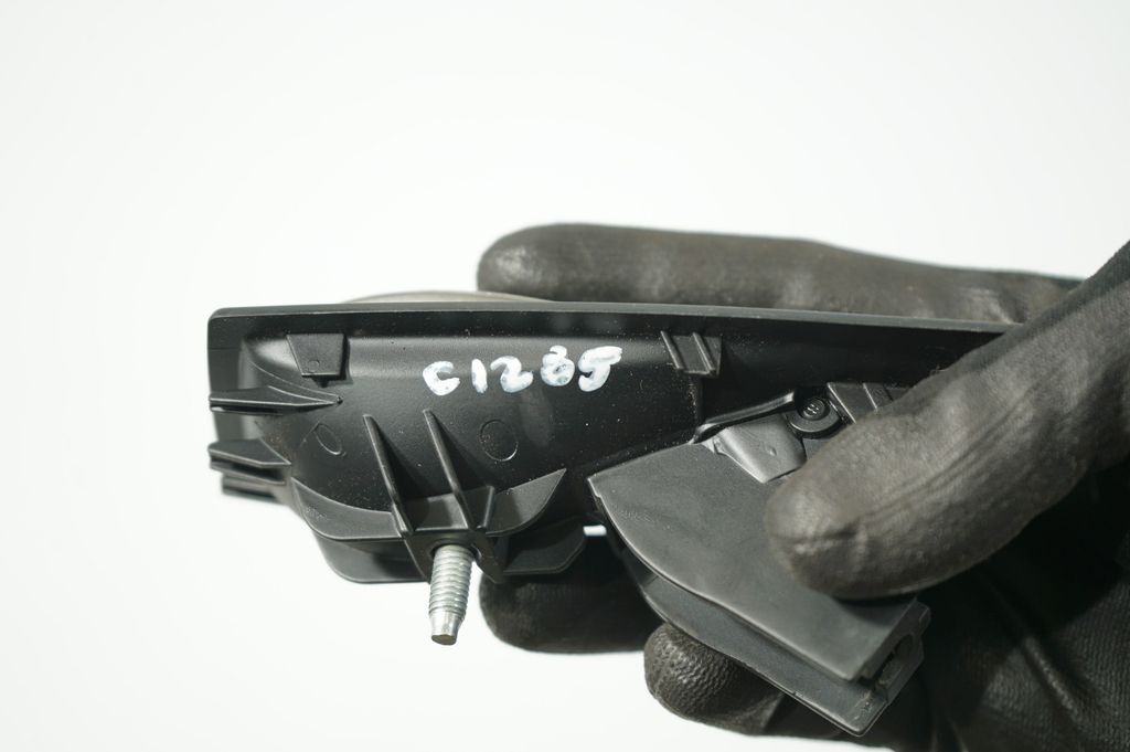 Rear door interior handle (8)