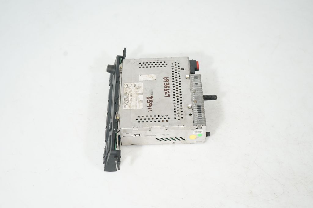 Radio/CD/DVD/GPS head unit (2)