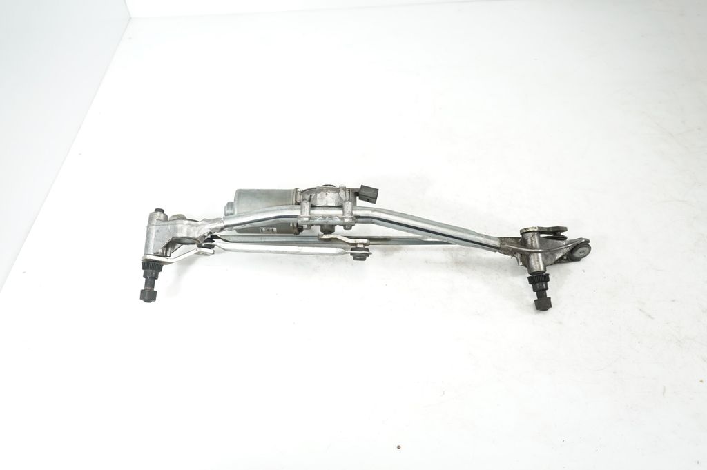 Front wiper linkage and motor (3)