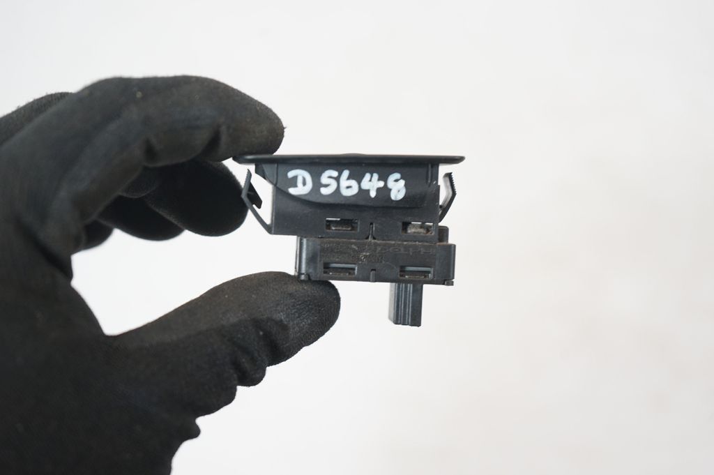 Electric window control switch (8)