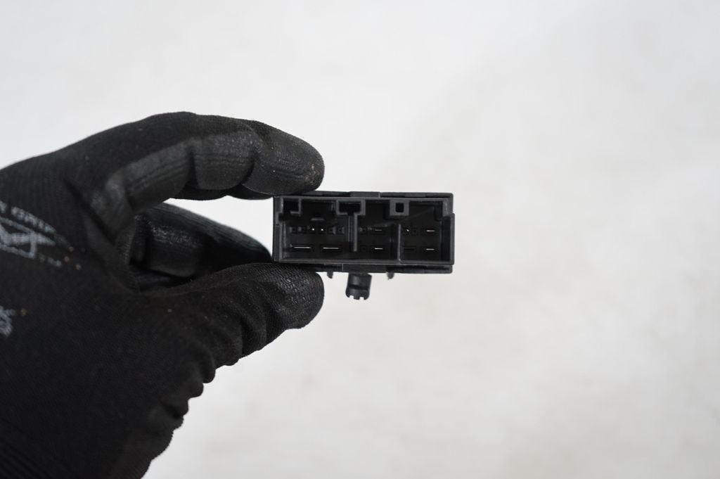 Seat control module (7)