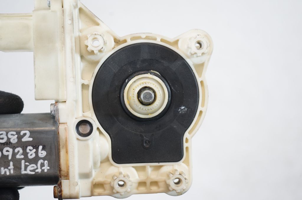Rear door window regulator motor (7)