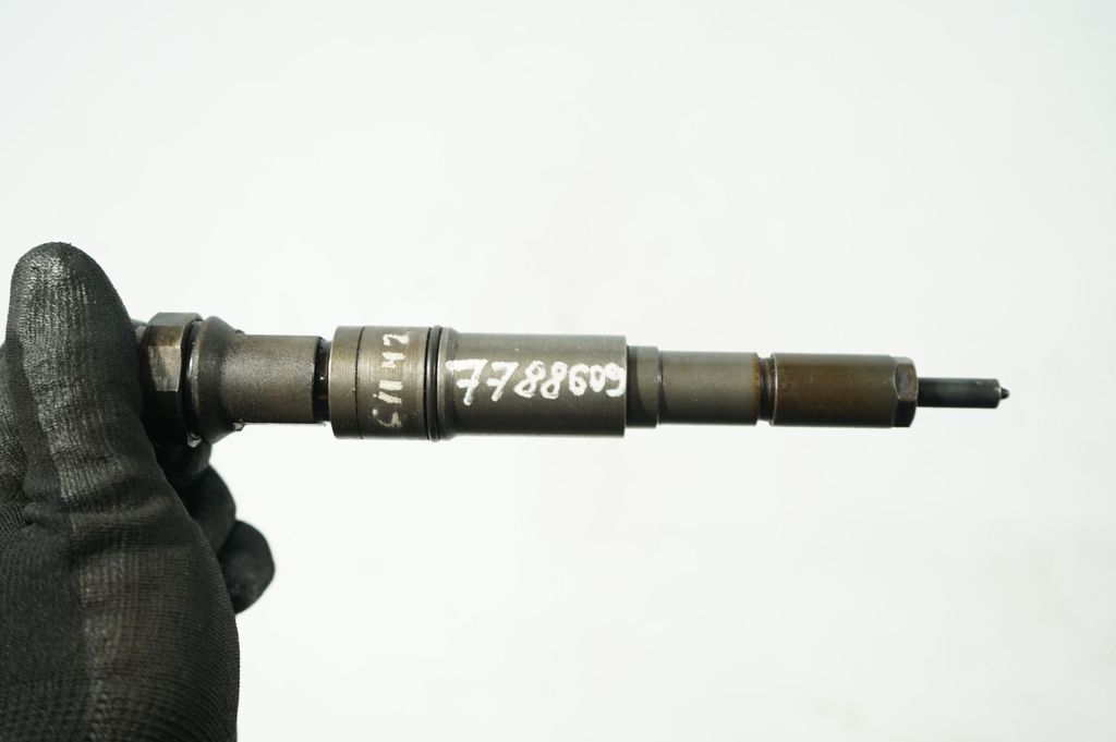 Fuel injector (7)