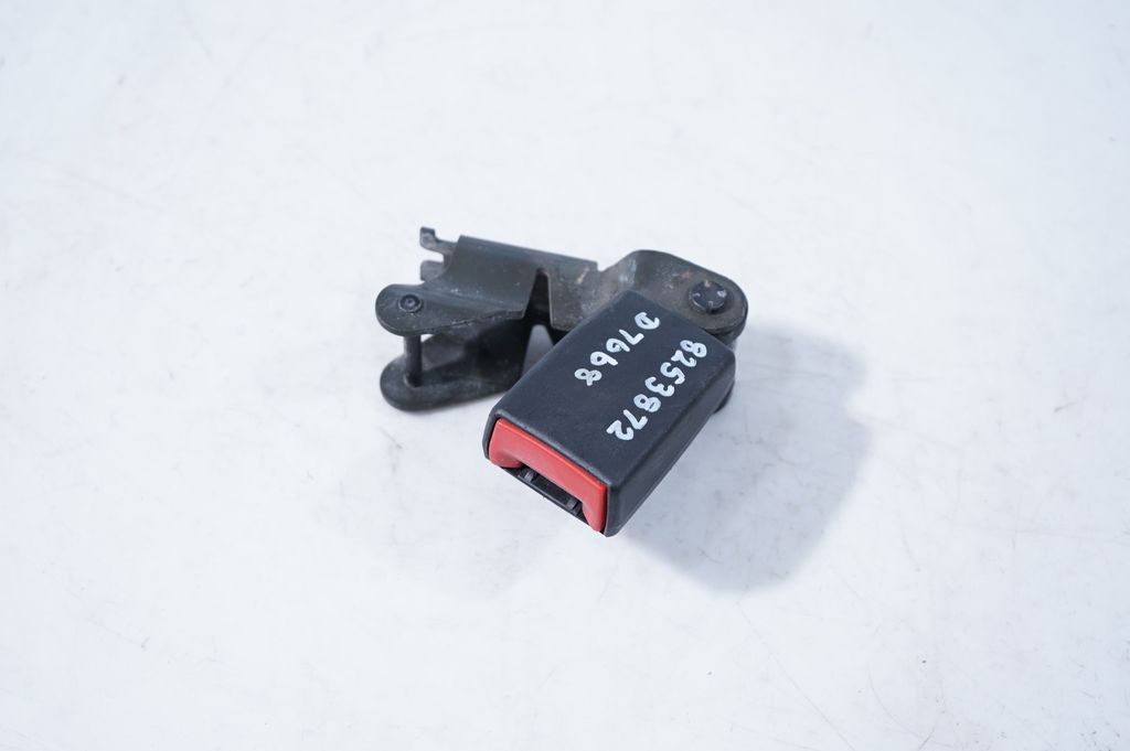 Rear seatbelt buckle (2)