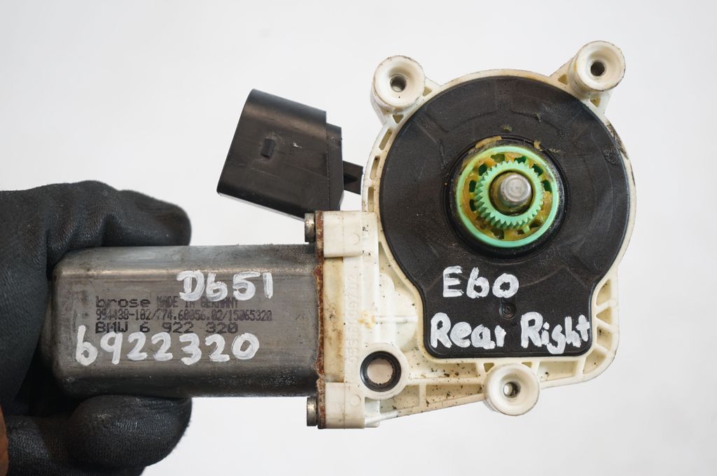 Rear door window regulator with motor (8)