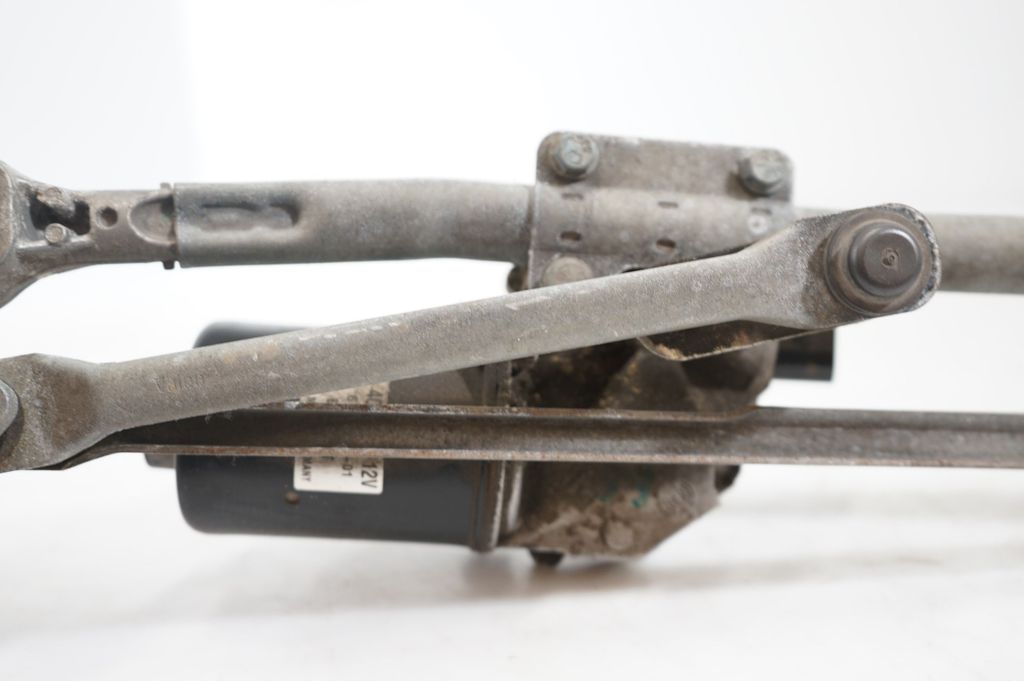 Front wiper linkage and motor (8)