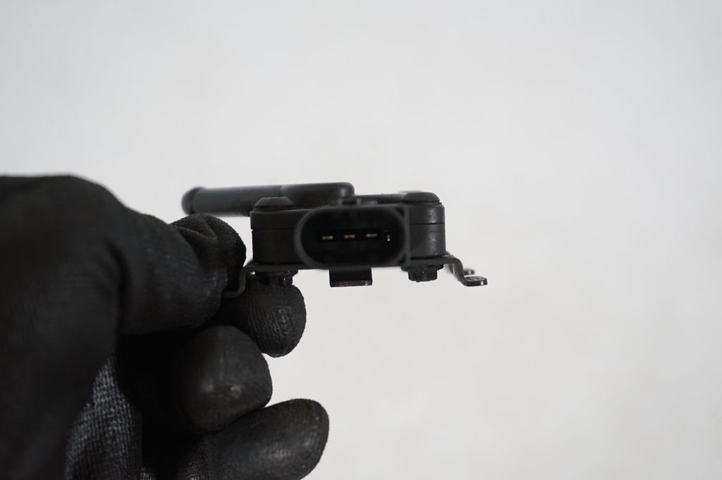 Exhaust gas pressure sensor (7)