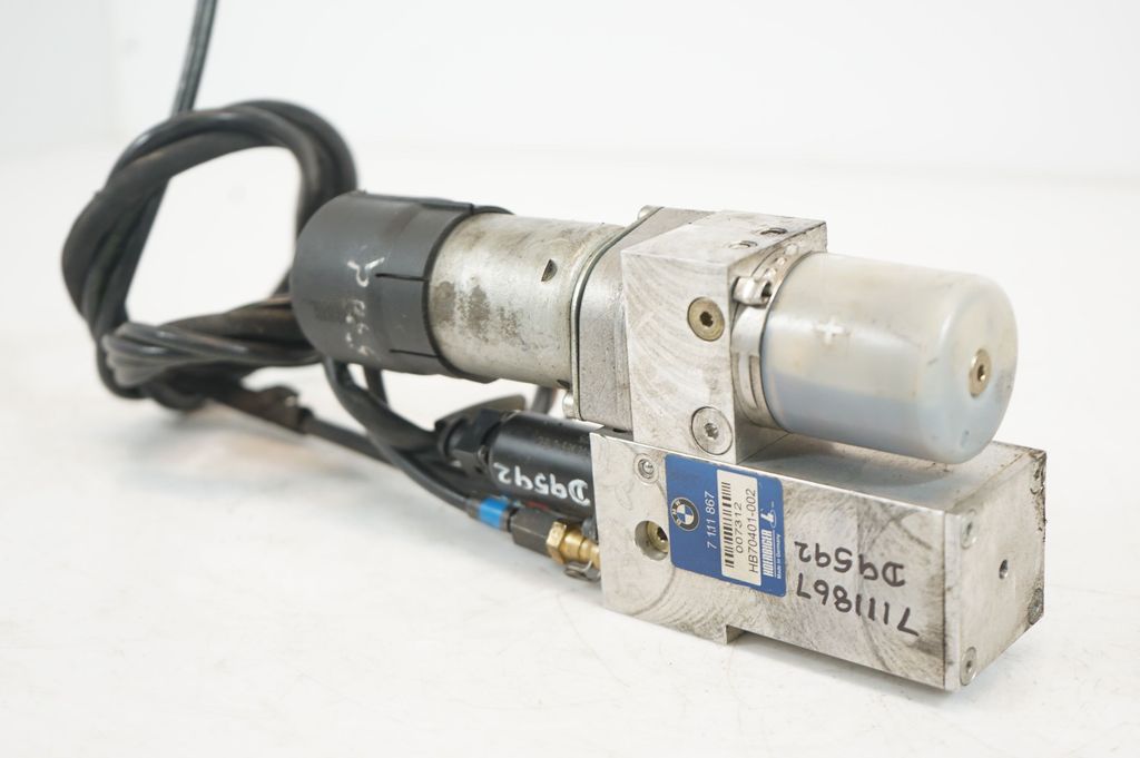 Tailgate hydraulic pump motor (15)