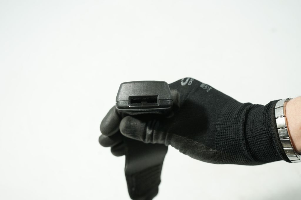 Middle seatbelt buckle (rear) (10)
