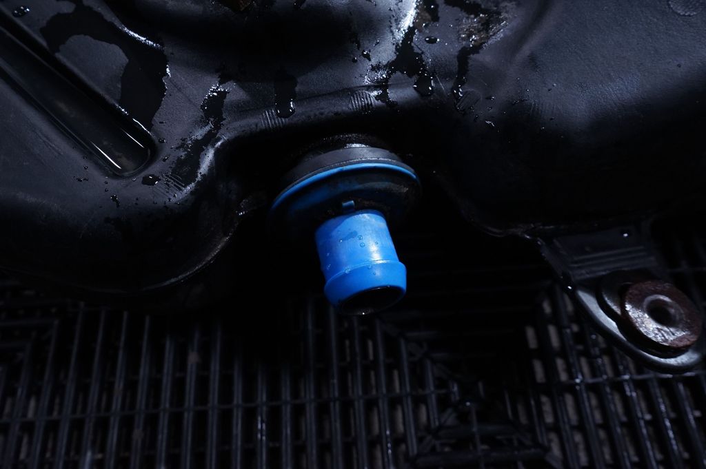 Fuel tank (7)