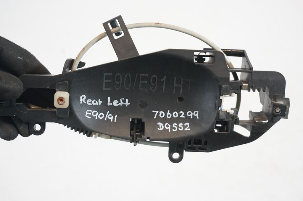 Rear door exterior handle/bracket (7)