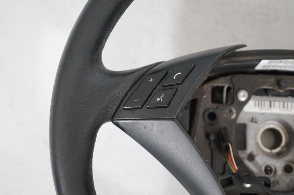 Steering wheel (7)