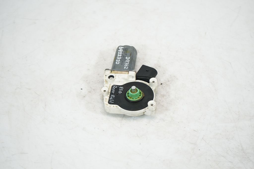 Rear door window regulator with motor (2)