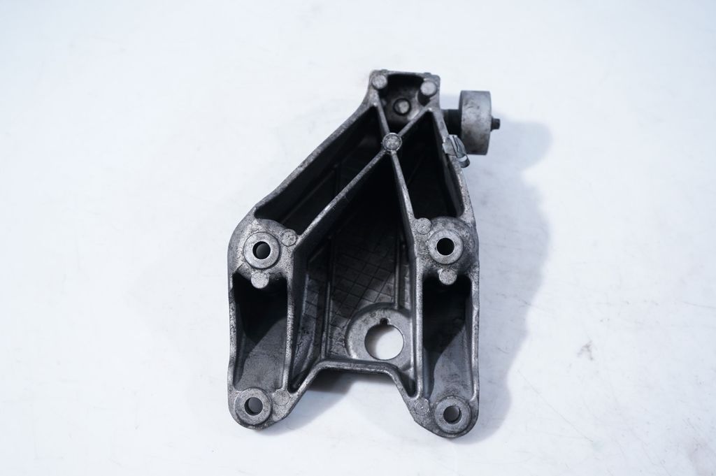 Engine mounting bracket (8)