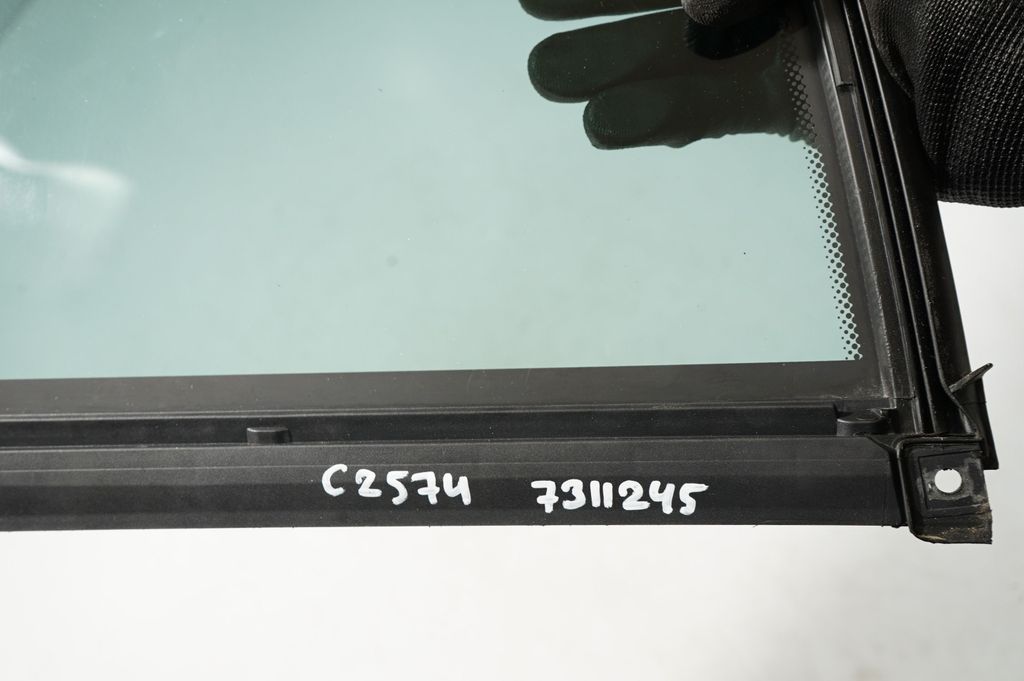Rear vent window glass (8)