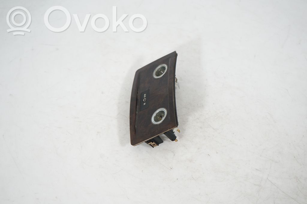 12 V Socket (rear) (2)