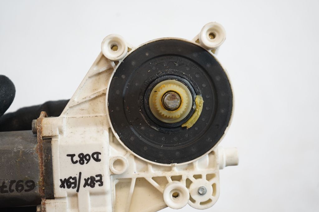 Front door window regulator with motor (7)