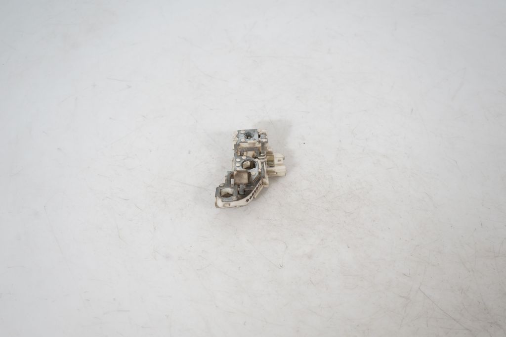 Tail light bulb cover holder (4)