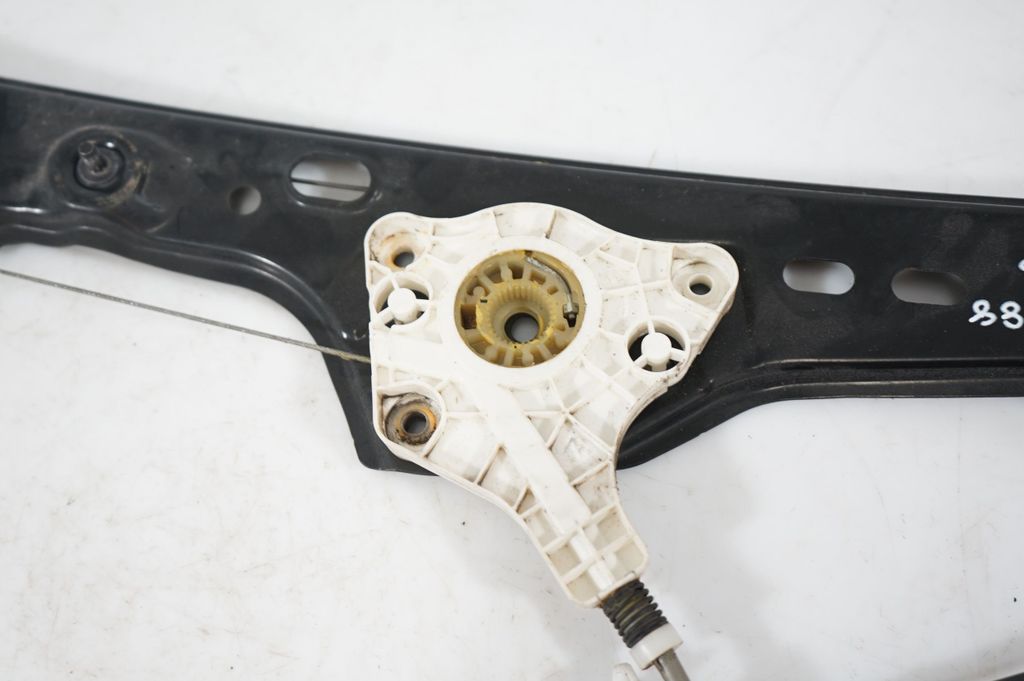 Front door window regulator with motor (8)