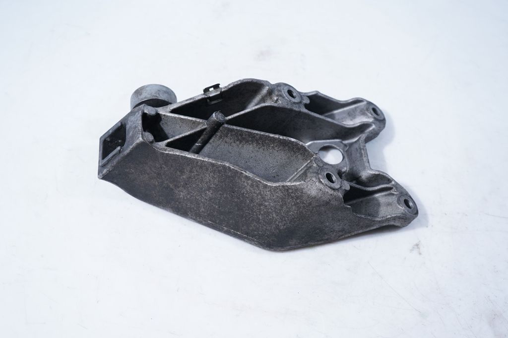Engine mounting bracket (6)