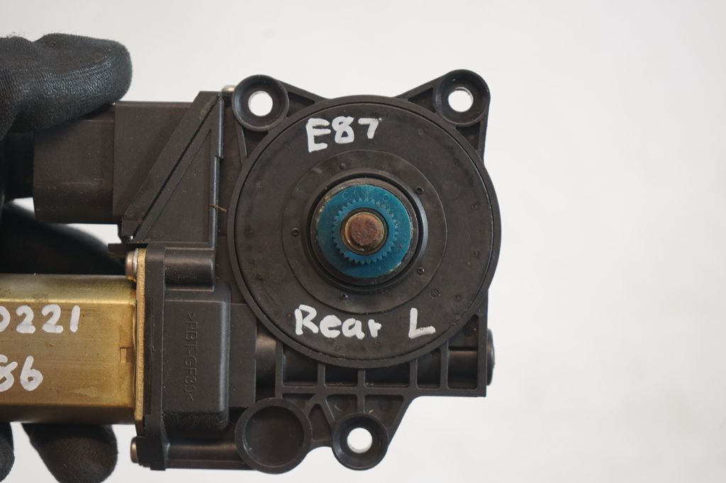 Rear door window regulator with motor (8)