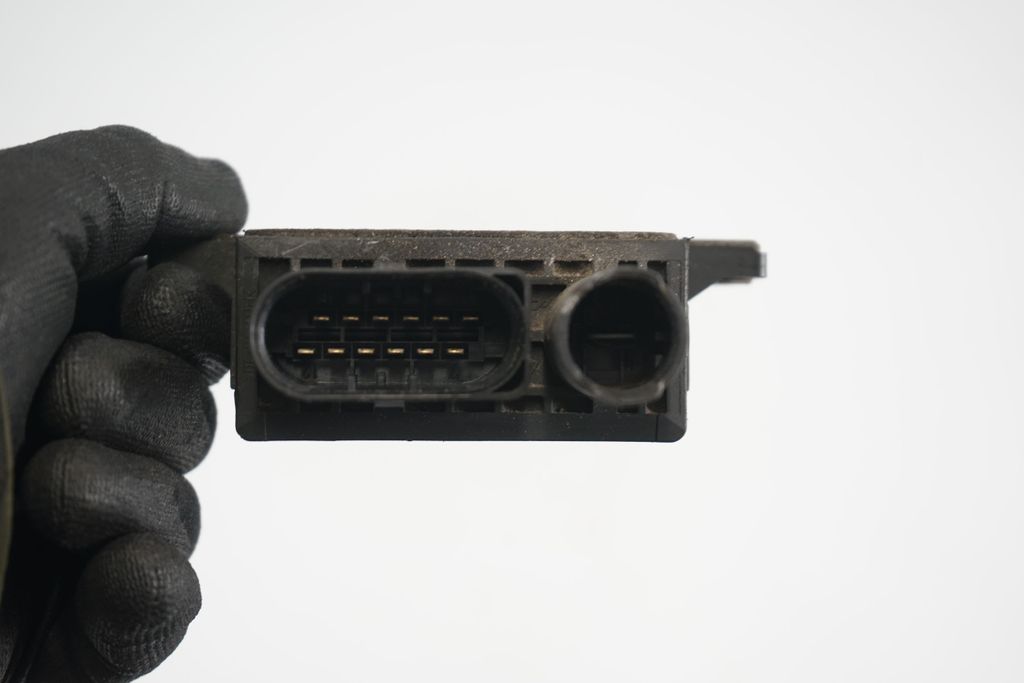 Glow plug pre-heat relay (6)