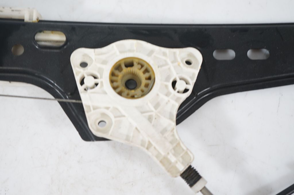 Front door window regulator with motor (7)