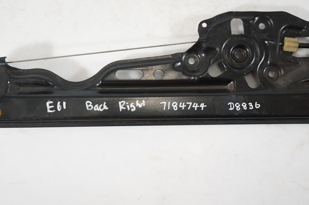 Rear door window regulator with motor (8)