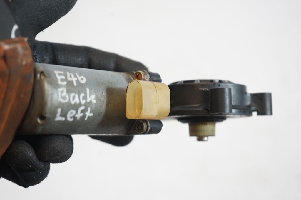 Rear door window regulator with motor (6)